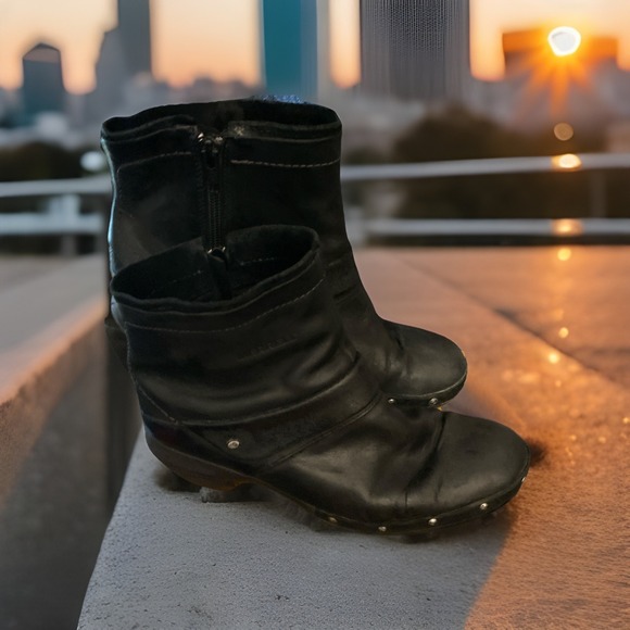 Merrell Luxe Black Ankle Boots  Size 9 Soft Leather - Picture 1 of 9